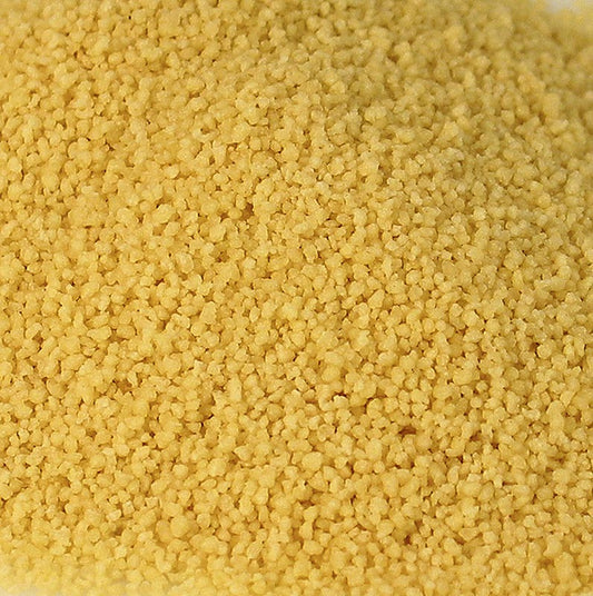 Photo d'un 1 kg couscous grossier, une spécialité traditionnelle d'Afrique du Nord à base de semoule et de farine, qui peut être utilisée cuite à la vapeur comme garniture, dans des salades ou dans différents plats.