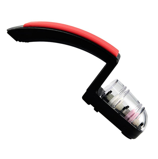 Petit modèle de l'aiguiseur universel de couteaux Mino Sharp en rouge et noir, convient à tous les couteaux sans ondulation ou aiguisage d'un seul côté, avec molette céramique blanche pour le grain grossier et molette rose pour le grain moyen Toujours utiliser avec de l'eau et ne tirer qu'avec une légère pression vers l'avant et vers l'arrière pour éviter les dommages