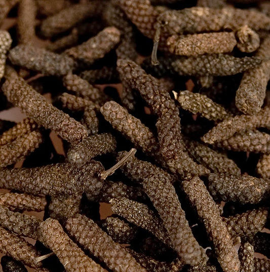 Poivre long - poivre en barre, balinais, bengali, entier, 500 g - Image d'un produit au poivre long, connu sous le nom de poivre du Bengale, de Bali ou en barre, originaire d'Inde et d'Indonésie, populaire dans la cuisine romaine, avec un parfum épicé de bois et de piment, idéal pour les plats asiatiques, indiens et aigre-doux ou les mélanges d'épices