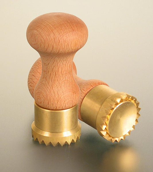 Emporte-pièce ravioli, bois/laiton, rond avec bord dentelé, 38mm, 1 pc : outil en bois et laiton pour la cuisine des pâtes, avec partie intérieure à ressort pour frotter la pâte à pâtes autour de la farce