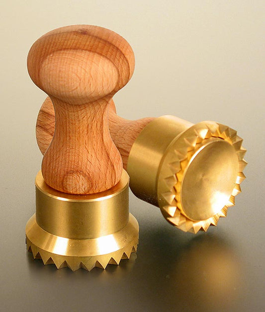 Emporte-pièce ravioli, bois/laiton, rond avec bord dentelé, 50mm, 1 pc - Outil pour la cuisine des pâtes, fabriqué en bois et laiton, avec partie intérieure à ressort pour des raviolis parfaits