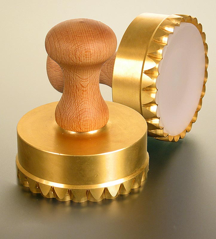 Emporte-pièce ravioli, bois/laiton, rond avec bord dentelé, 90mm, 1 pc - Outil de qualité pour la cuisine des pâtes, avec poignées en bois et partie emporte-pièce en laiton, partie intérieure à ressort pour un découpage et un façonnage réguliers de la pâte à pâtes