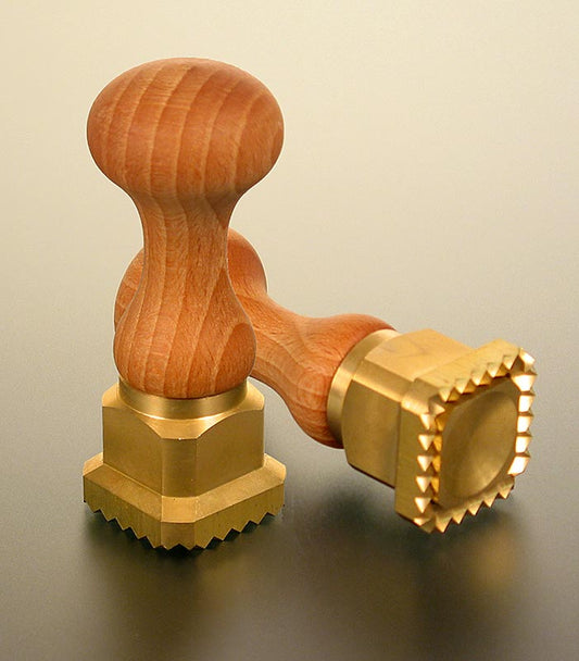 Emporte-pièce ravioli, bois/laiton, carré avec bord dentelé, 35x35mm, 1 pc : un outil de qualité en bois et laiton pour la cuisine des pâtes, avec partie intérieure à ressort pour des raviolis parfaits