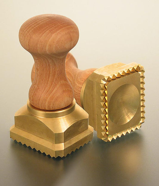 Emporte-pièce ravioli, bois/laiton, rectangulaire avec bord dentelé, 45x55mm, 1 pc - Outil de qualité pour la cuisine des pâtes, avec poignées en bois et partie emporte-pièce en laiton Partie intérieure à ressort, presse la pâte à pâtes autour de la farce