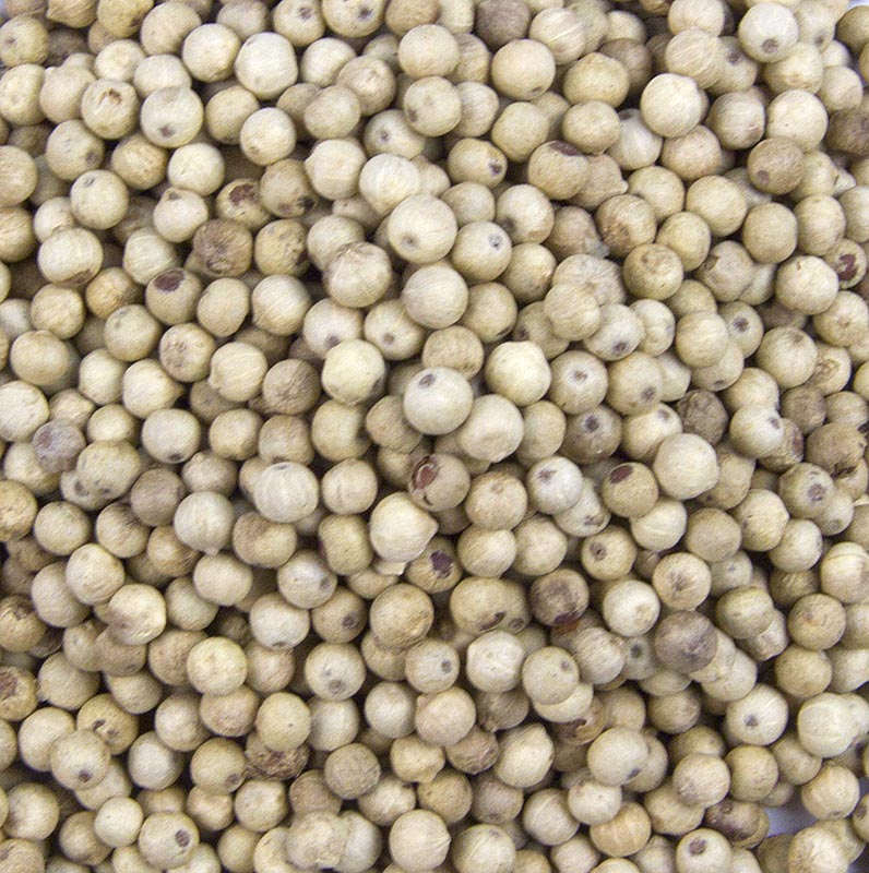 Poivre blanc entier de la vallée de Penja au Cameroun, à l'arôme intense et piquant, idéal pour l'assaisonnement de poissons, volailles et salades.