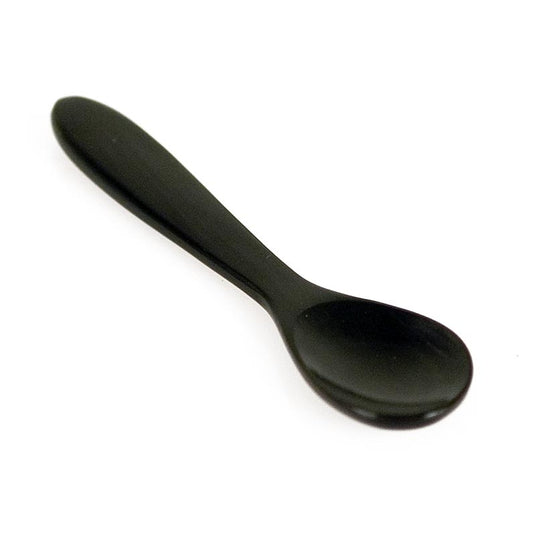 Cuillère en corne de caviar en corne de buffle brun noir, spécialement créée pour la consommation de caviar afin d'éviter le goût métallique indésirable.