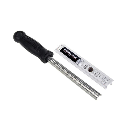 Premium Classic - tige, râpe à épices très fine, manche noir/soft-touch, 1 pc - image d'une râpe à épices MICROPLANE de haute qualité avec des lames extrêmement tranchantes et une surface de râpe de tige de 12,2 x 1,3cm, idéale pour la noix de muscade, la cannelle, le gingembre ou l'ail, lavable au lave-vaisselle