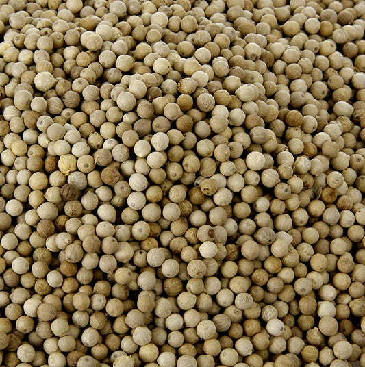 Image d'un kilo de poivre blanc de Sarawak, entier et originaire de la région du même nom dans la partie malaisienne de Bornéo, connu pour ses arômes doux et fruités et convenant aux poissons et aux volailles.