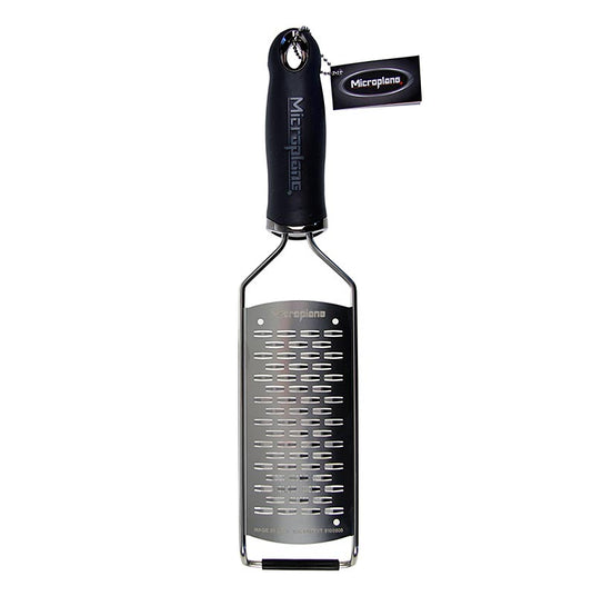 Microplane Gourmet Series Râpe à grains moyens avec poignée noire Soft-Touch, idéale pour les carottes, les courgettes, le chou ou le fromage à pâte dure, surface de râpe 12,6 x 6 cm, lames extrêmement tranchantes, précises et durables, lavable au lave-vaisselle
