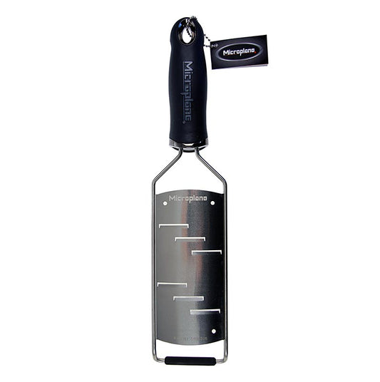 Gourmet Serie - Râpe à gros grains, Manche noir/soft-touch, 1 pc - Image de produit d'une MICROPLANE râpe à gros grains avec des lames aiguisées et gravées pour des feuilles très fines et larges de parmesan, chocolat ou truffes, avec une surface de râpe de 12,6 x 6 cm Lavable au lave-vaisselle et pieds en plastique résistant aux rayures