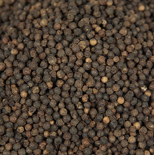 Poivre lampong, noir, entier, 1 kg - Cultivé à Sumatra, il offre un parfum vert et frais et un goût citronné avec un piquant doux et des notes subtilement amères, parfait pour les viandes rouges, les fromages à pâte dure, les sauces et les salades.