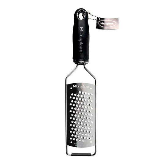 Râpe de haute qualité de la série Gourmet de MICROPLANE avec des dents de râpe en forme d'étoile et un manche noir/soft-touch pour râper finement les zestes d'agrumes, les épices, les noix ou les fromages à pâte dure, avec une surface de râpe de 12,6 x 6 cm, extrêmement tranchante et précise, lavable au lave-vaisselle et pieds en plastique résistant aux rayures