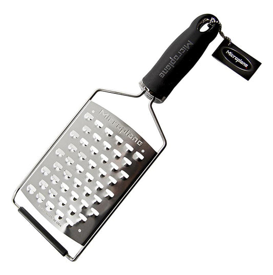 Gourmet Serie - Râpe ultra-épaisse-large, manche noir/soft-touch, 1 pc : Râpe ultra-épaisse de haute qualité de MICROPLANE, idéale pour râper les légumes, les fruits et le fromage mou, avec une surface de râpage de 12,6 x 6 cm, des lames extrêmement tranchantes et précises, lavable au lave-vaisselle et des pieds en plastique anti-rayures