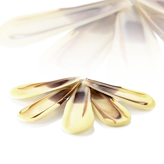 Plume décorative - chocolat blanc, marbré, 70mm, 235 g, 126 pcs : Décor en chocolat blanc et noir de Dobla, environ 7cm de long, 1cm devant, 2,5cm derrière, pour les desserts pâtissiers