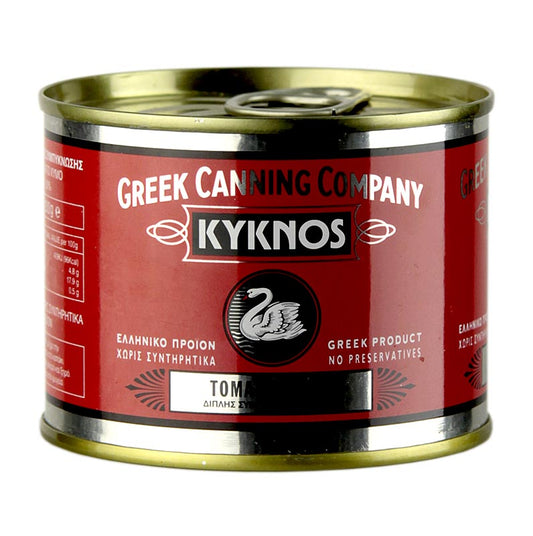 Concentré de tomates doublement concentré, produit par Kyknos, une entreprise familiale grecque depuis 4 générations, à partir de tomates mûres et gorgées de soleil, finement filtrées avec au moins 28-30% de matière sèche.