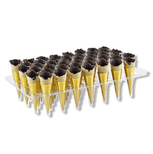 Mini-cornets or, tartinés de chocolat noir, parfaits pour les créations fingerfood, emballés dans des manchons en papier doré