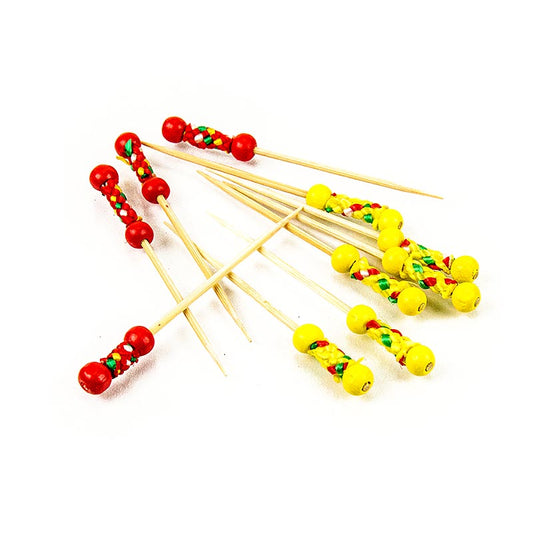 Brochettes en bambou avec décor coloré et perles, idéales pour des fingerfoods attrayants