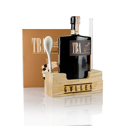 Vinaigre balsamique de Gölles Trockenbeerenauslese, 6% d'acidité, vieilli en fûts de chêne, 100 ml - Vinaigre balsamique de vin TBA vieilli 20 ans, doux et âpre, avec d'agréables notes boisées dues aux tanins du chêne, parfait pour accompagner les fraises, les framboises, les fromages affinés ou la glace à la vanille.