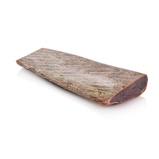 Tranches de thon séché avec des amandes salées de la variété Marcona - une expérience de tapas espagnole