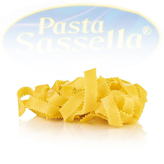 Des tagliatelles fraîches Reginette au bord strié, fabriquées avec des ingrédients de qualité, idéales pour les plats raffinés ou le plaisir quotidien des pâtes