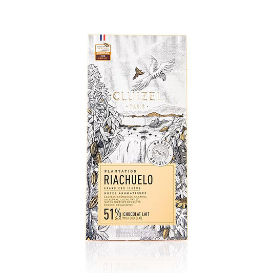 Tablette de chocolat Riachuelo, 51% lait, Michel Cluizel (12160), 70 g - Cacaoyers cultivés dans l'environnement luxuriant de la forêt atlantique de Bahia, Brésil, dans le respect de la flore et de la faune environnantes Notes de goût : crème de lait, caramel au beurre, cacao torréfié épicé, légères notes de fruits rouges