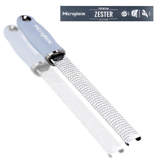 Premium Classic - Bâton, Râpe à zeste, Manche bleu côtier /soft-touch, 1 pc - Image d'une râpe de qualité supérieure avec manche ergonomique bleu côtier très tendance, qui râpe sans effort les zestes d'agrumes, les épices, les fromages à pâte dure et bien plus encore Parfait pour les cuisiniers amateurs qui aiment les plats frais faits maison