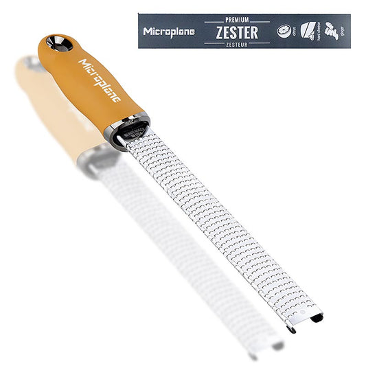 Râpe Microplane Classic, Zesteur jaune moutarde 46623 (Zester grater) avec des lames tranchantes comme des rasoirs pour les zestes d'agrumes, les épices, le chocolat et les fromages à pâte dure Poignée ergonomique, durable et facile à nettoyer Dimensions : 32,5 x 3,2 x 2,5 cm