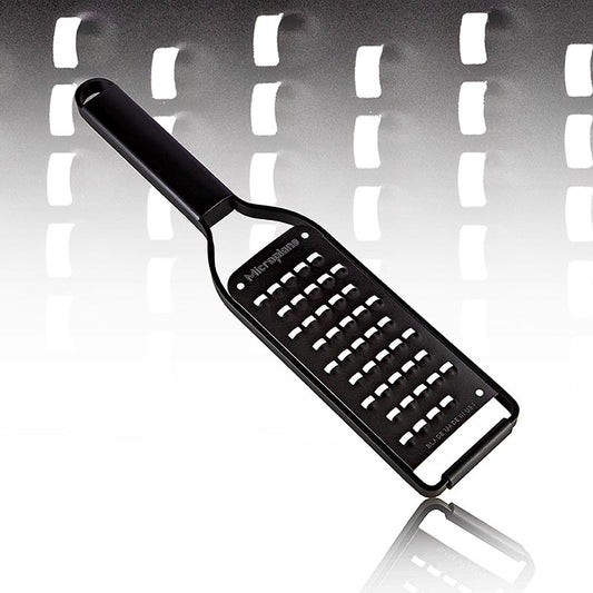 Râpe Microplane Black Sheep, Extra Coarse Grater, acier inoxydable noir (43008) - Parfait pour râper les fromages à pâte dure, les zestes d'agrumes et le chocolat, avec des lames tranchantes et durables et un manche ergonomique Découvrez cet outil indispensable pour les cuisiniers amateurs et les gourmets chez Kookwinkelde