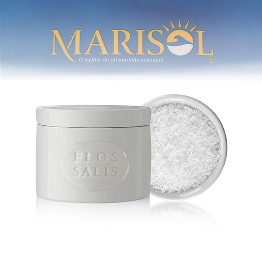 Un bocal rond de 100 g de Flor de Sal biologique, un sel de mer exclusif de la côte atlantique, parfait pour agrémenter les plats.
