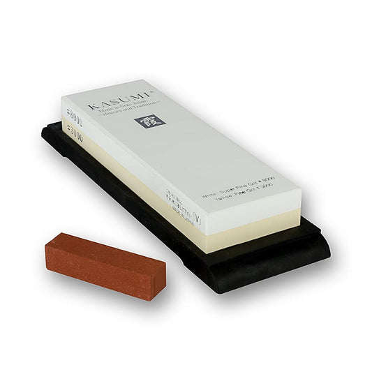 Kasumi K-12, grana 3000/8000, 1 pz - per affilatura e lucidatura di lame, dimensioni 183mm x 63mm x 25mm, immersione in acqua, affilatura con un angolo di 15°.
