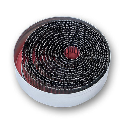 Set di tagliabiscotti in latta, tondi, rigati, ø 2,2 -11 cm, altezza 3 cm, 14 pezzi.