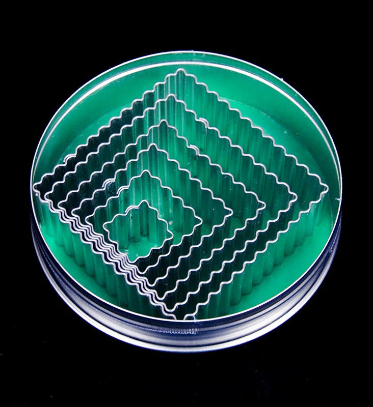 Set di tagliabiscotti in latta, ondulati, quadrati, 6 misure diverse, 23-85 mm, altezza 30 mm. dimensioni, 23-85 mm, altezza 30 mm, 6 pezzi.