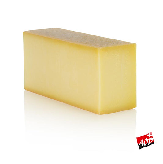 Formaggio Gruyère (Greyezer AOP), King-Cut 6 Mon, pezzo, ca. 2,8 kg - Formaggio a pasta dura e granulosa con crosta rosso-marrone, stagionato lentamente in cantine climatizzate, gusto sapido e piccante e contenuto di grassi del 45% quando è asciutto.
